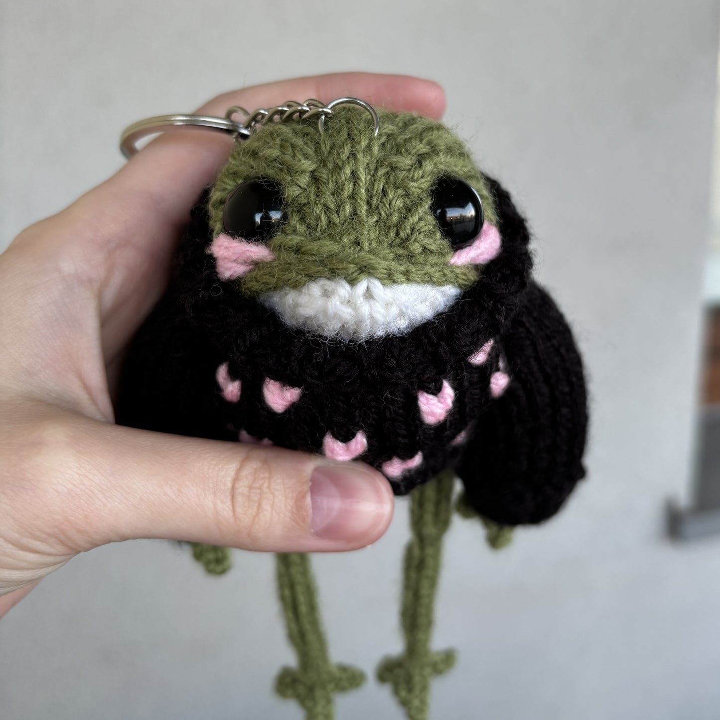 Żabubu w czarnym swetrze