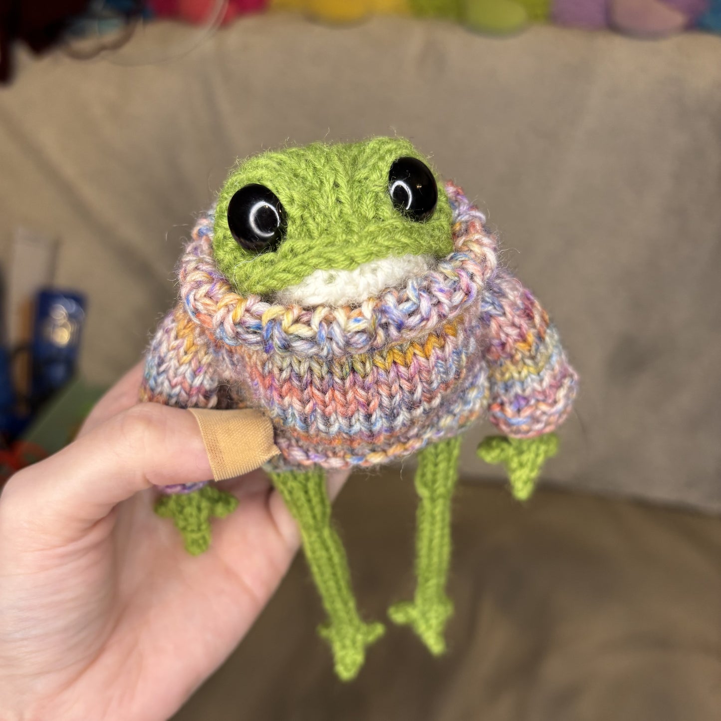 Maskotka Żabka w kolorowym sweterku