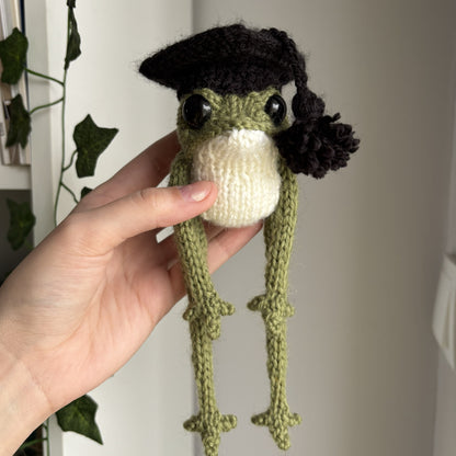 Maskotka Żabka absolwent