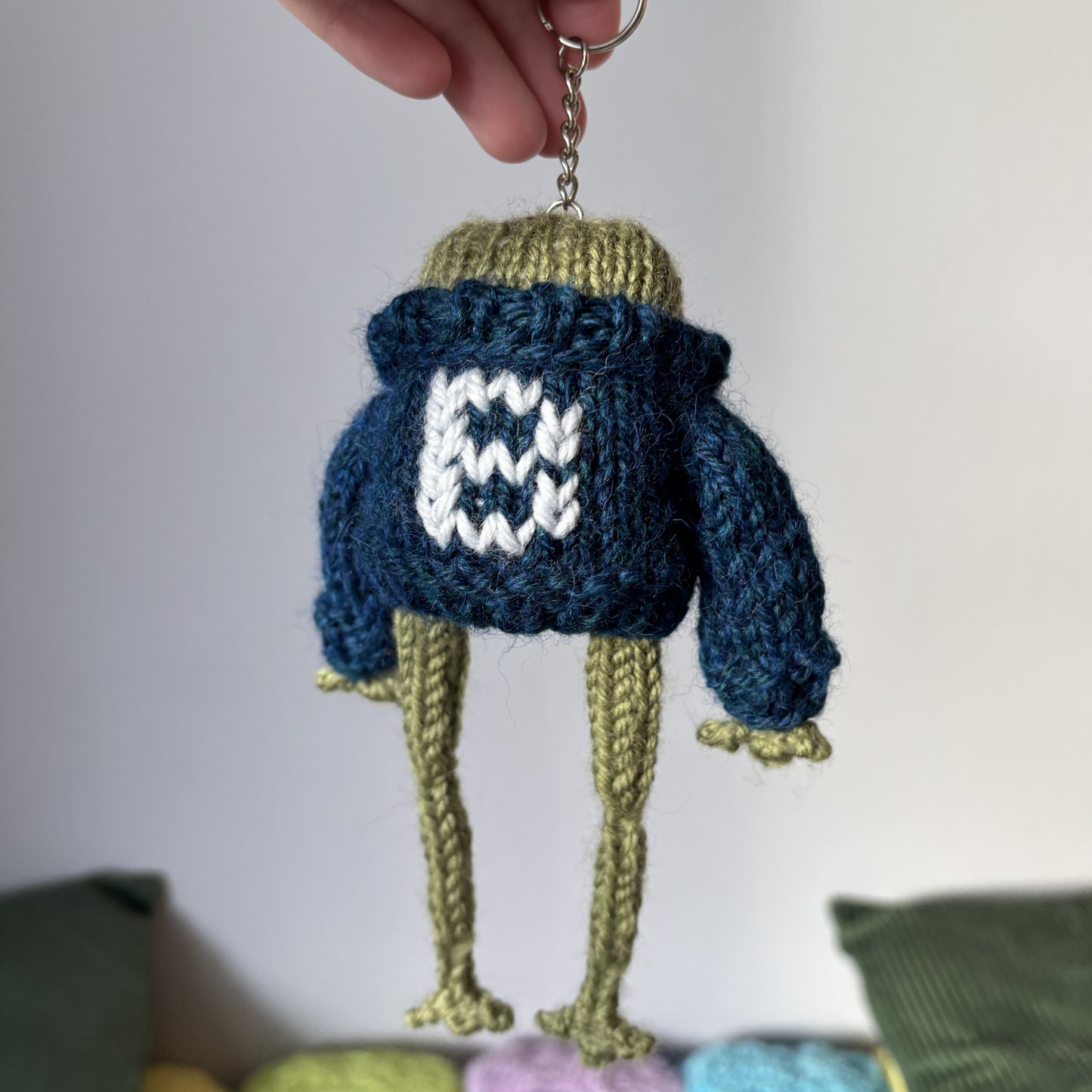 Breloczek Żabubu w granatowym swetrze z inicjałami
