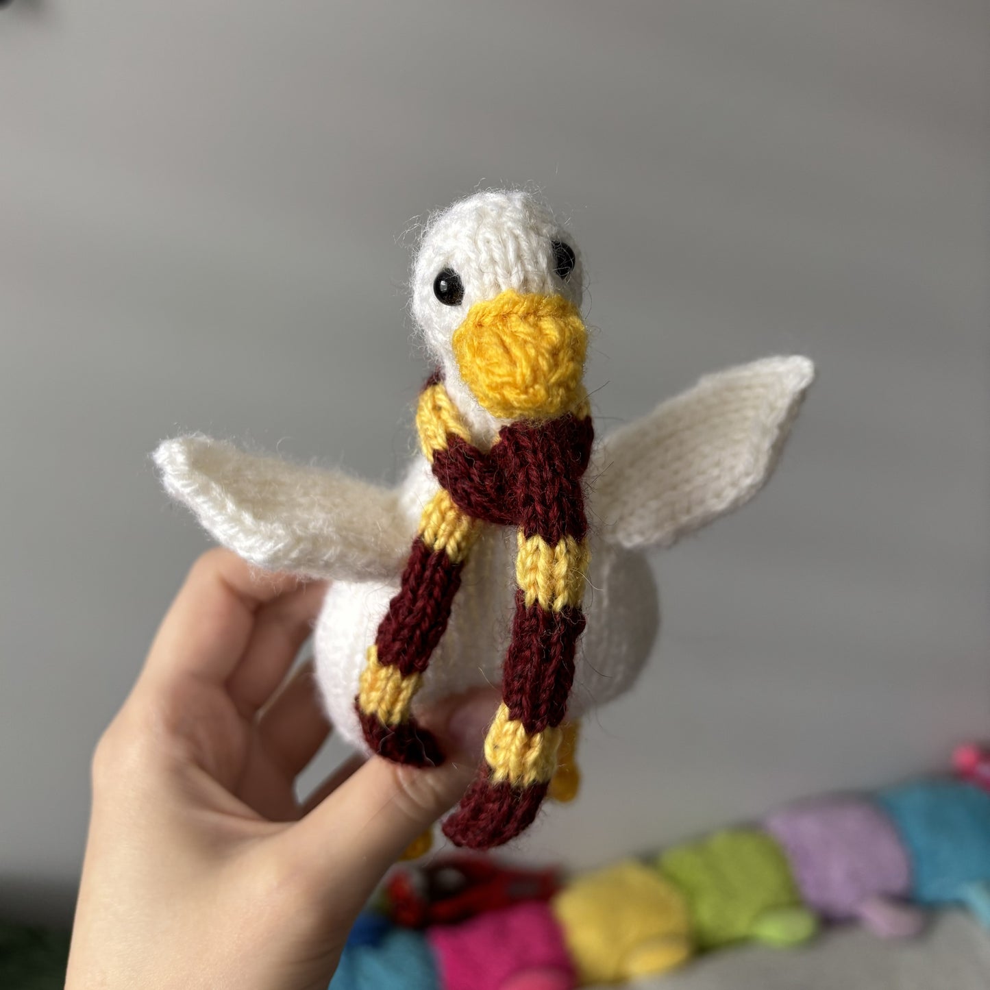 Maskotka Kaczka w szaliku Gryffindor