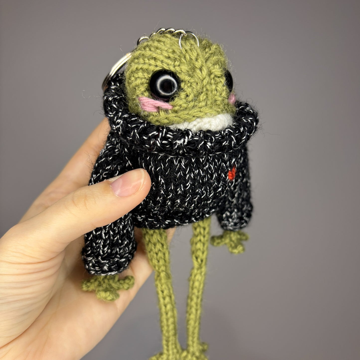 Żabka w sweterku z serduszkiem (z breloczkiem)
