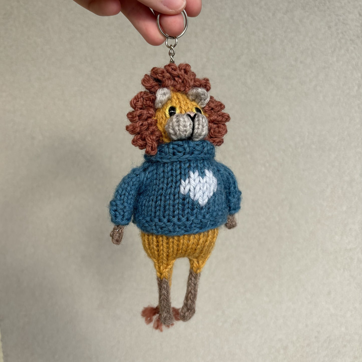 Breloczek Lew w swetrze
