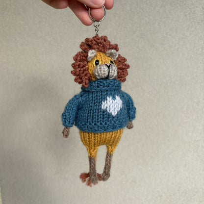 Breloczek Lew w swetrze