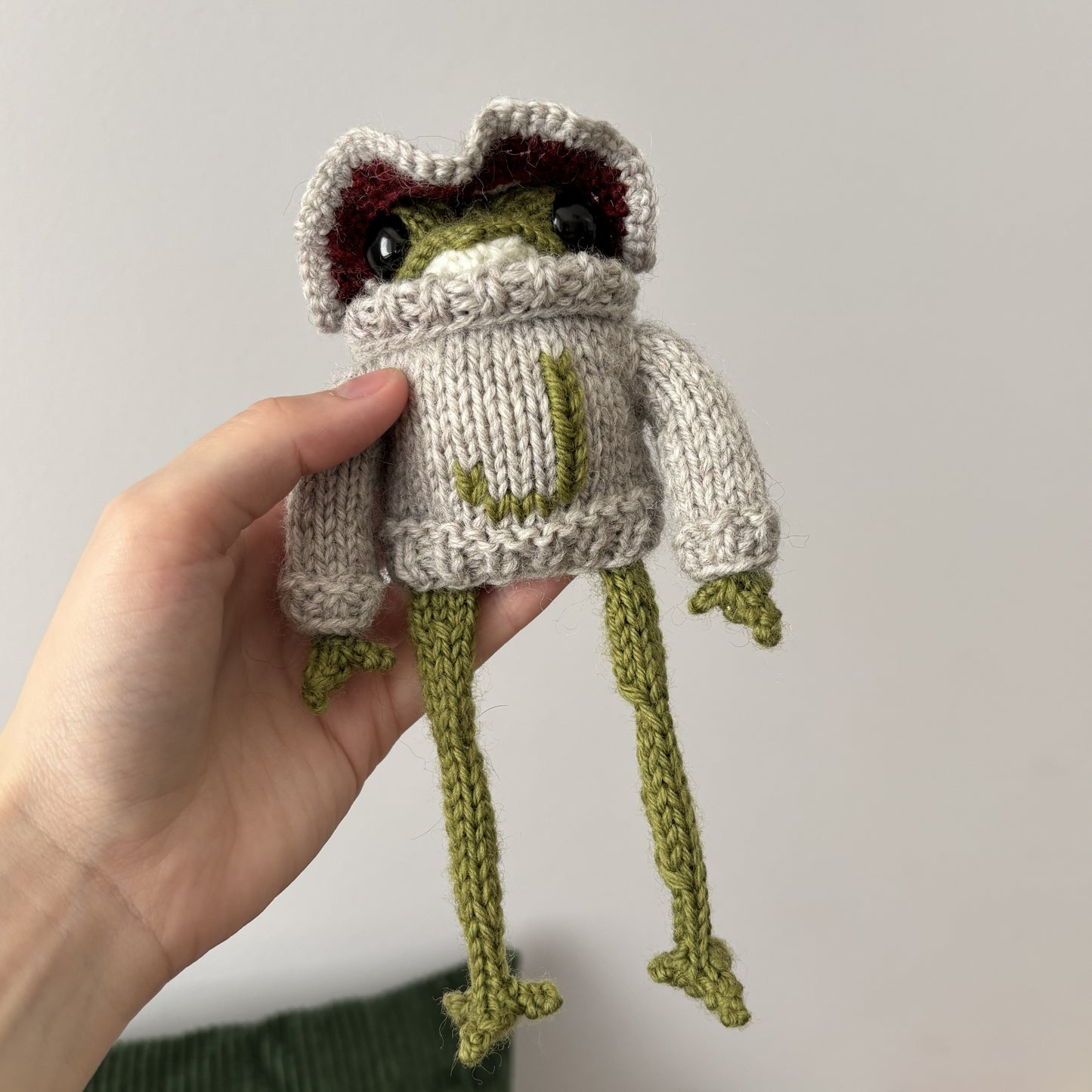 Maskotka Żabka-muchomorek z literką beżowy