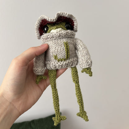 Maskotka Żabka-muchomorek z literką beżowy