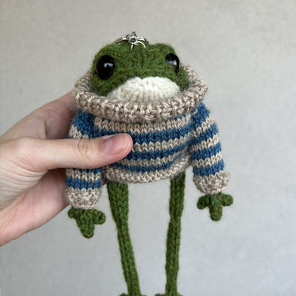 Breloczek Żabka w swetrze beżowo-błękitnym