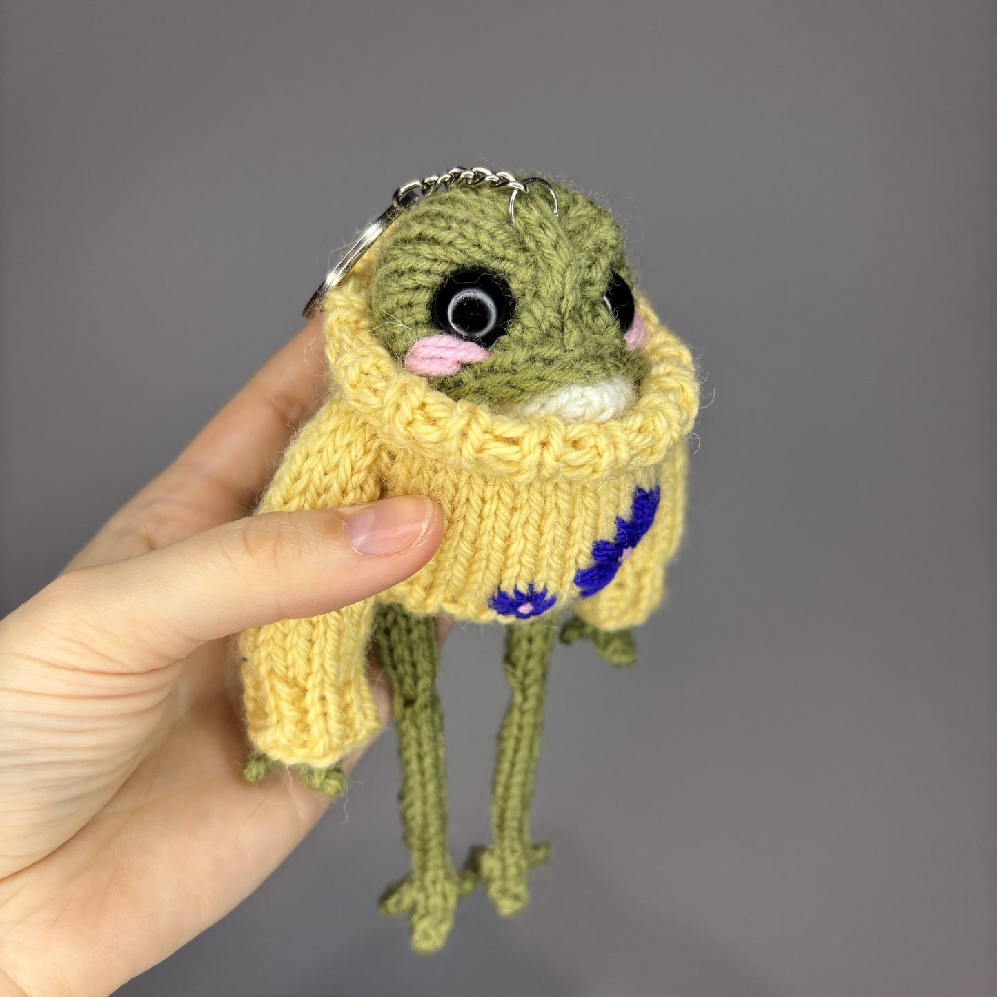 Żabka w sweterku z kwiatami (z breloczkiem)