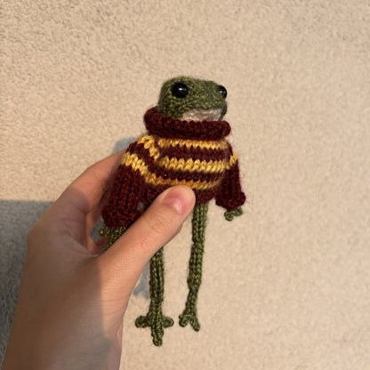 Maskotka Żabka mała w swetrze bordowo-żółtym