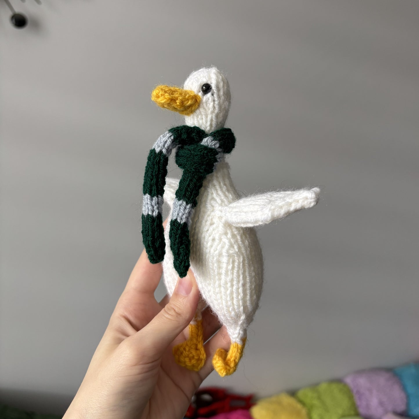 Maskotka Kaczka w szaliku Slytherin