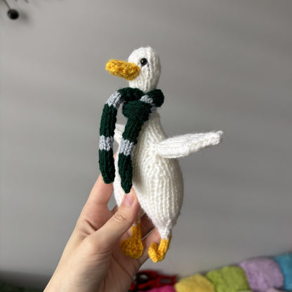 Maskotka Kaczka w szaliku Slytherin