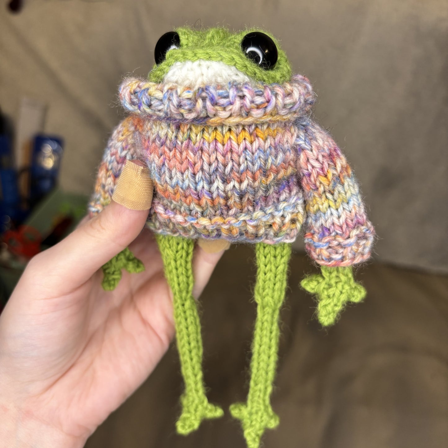 Maskotka Żabka w kolorowym sweterku