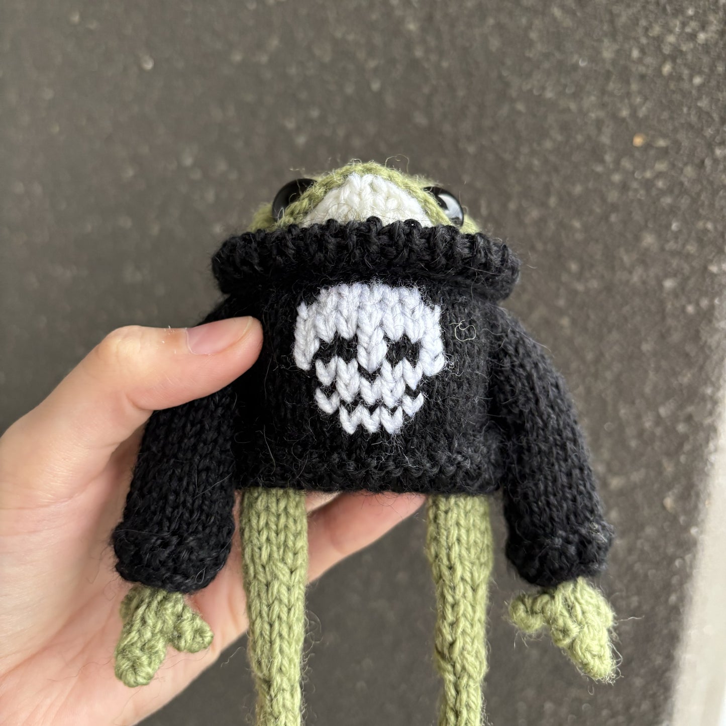 Breloczek Żabka w swetrze z czaszką