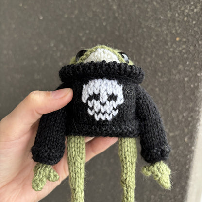 Breloczek Żabka w swetrze z czaszką
