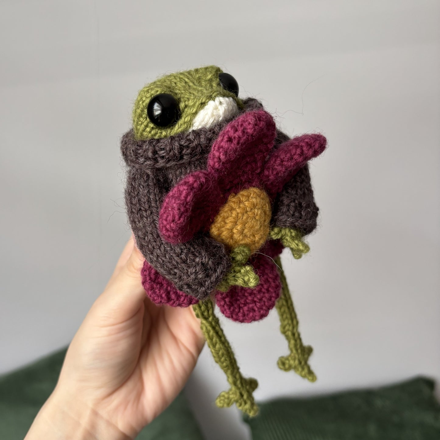 Maskotka Żabka z kwiatkiem