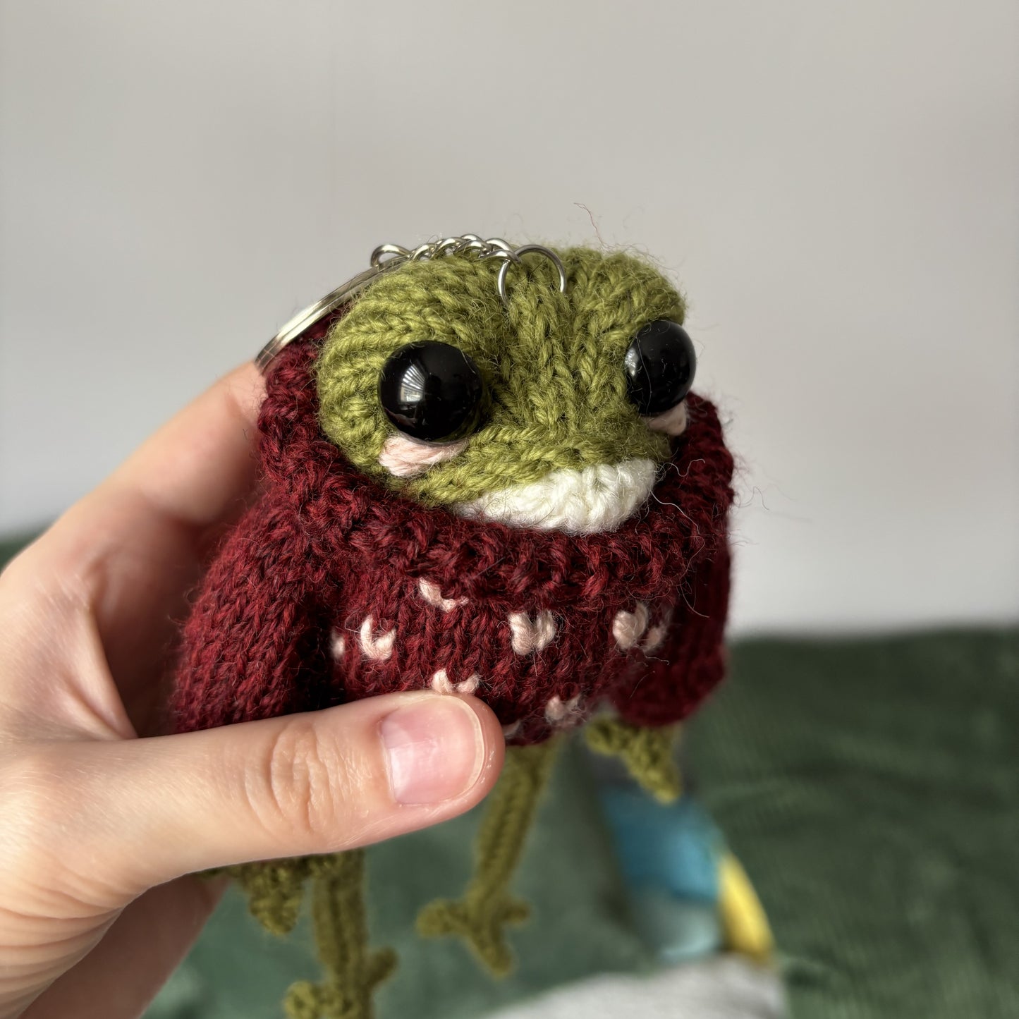 Żabubu w bordowym swetrze