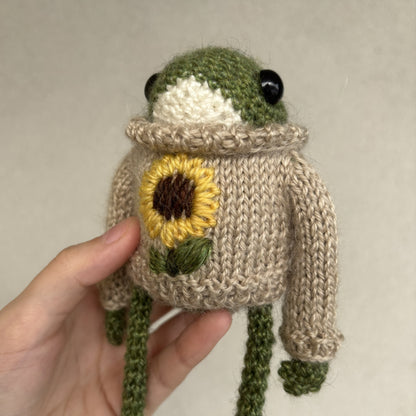 Żabka w swetrze ze słonecznikiem