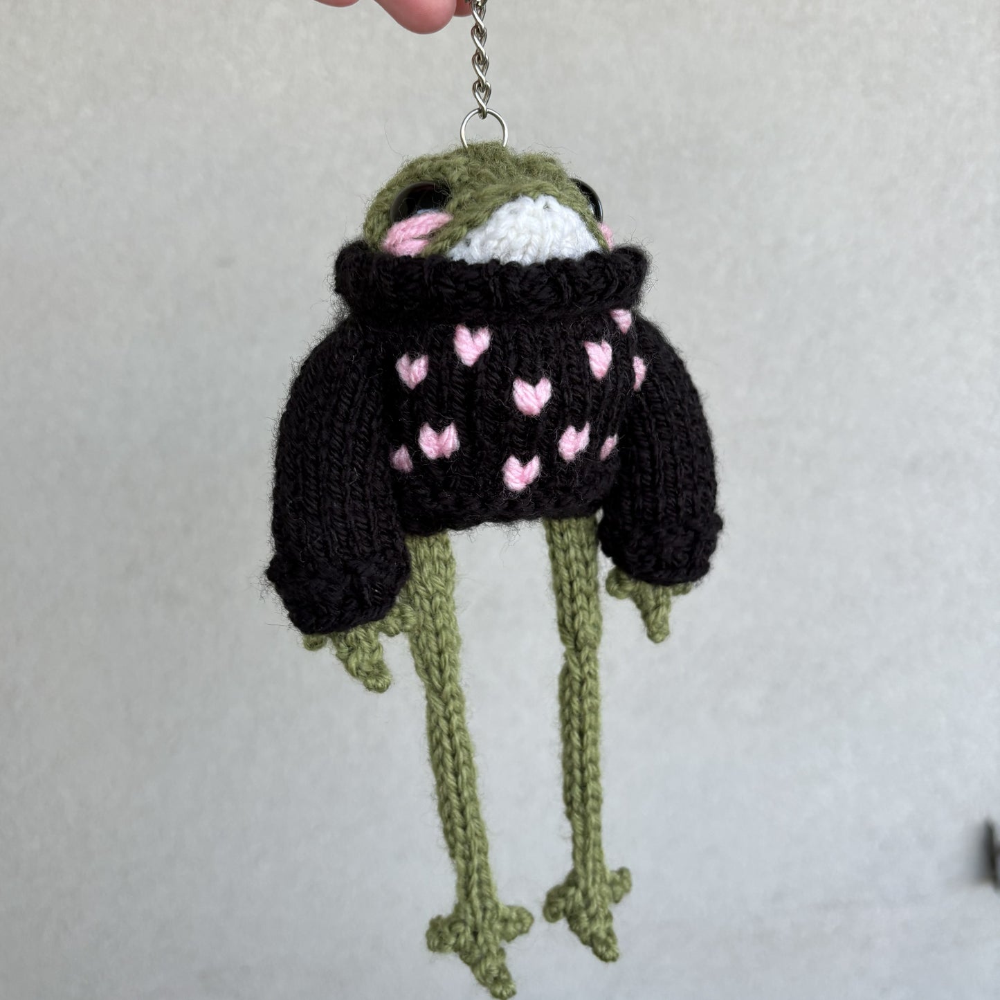 Żabubu w czarnym swetrze