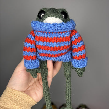 Maskotka Żabka w sweterku w paski