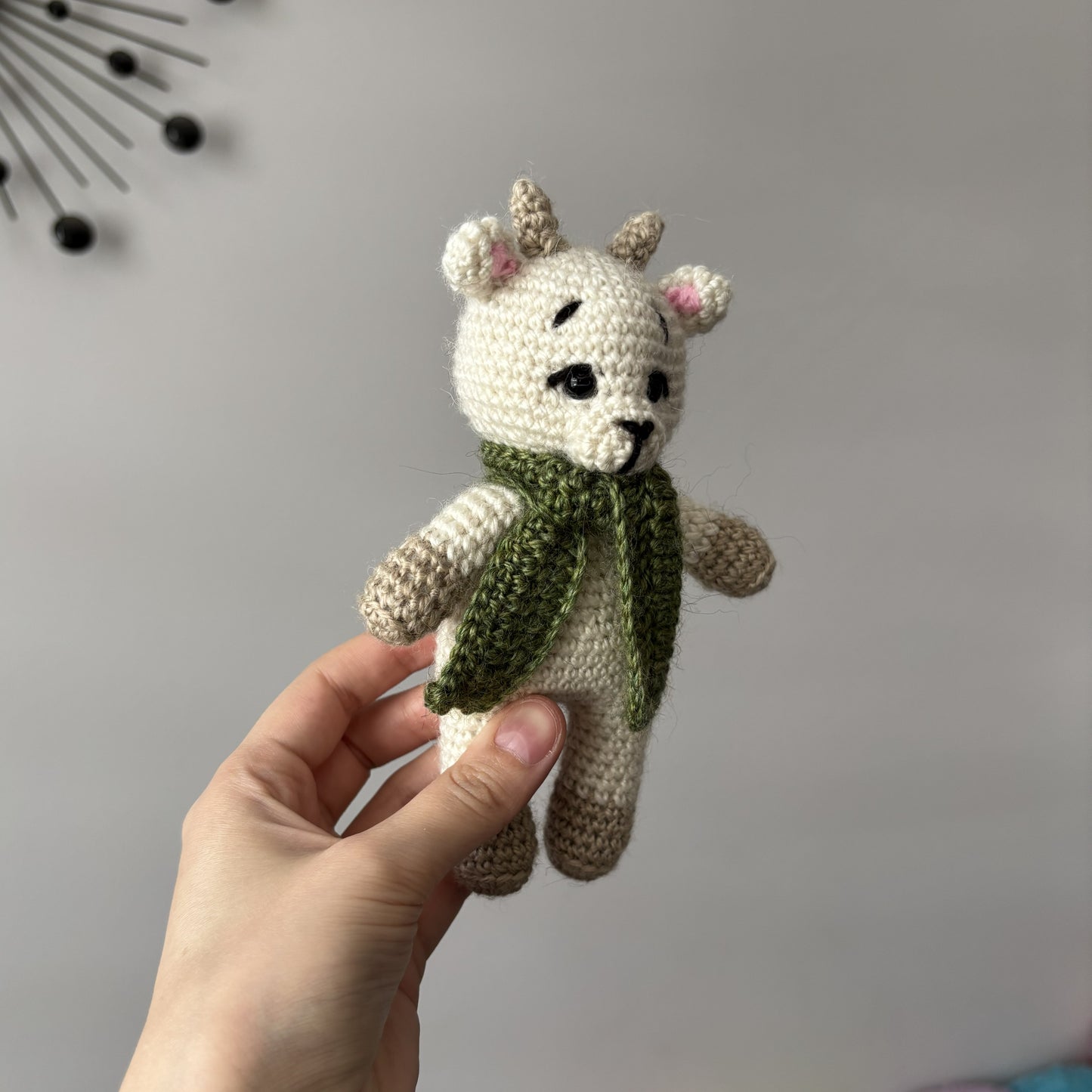 Maskotka Koźlątko w szaliku