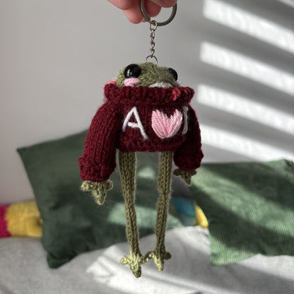 Żabubu w bordowym swetrze z serduszkiem i inicjałami