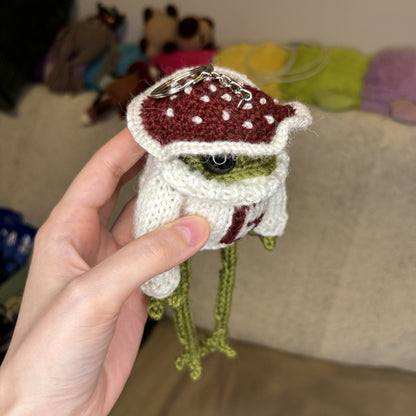 Breloczek Żabka-muchomorek z literką biały