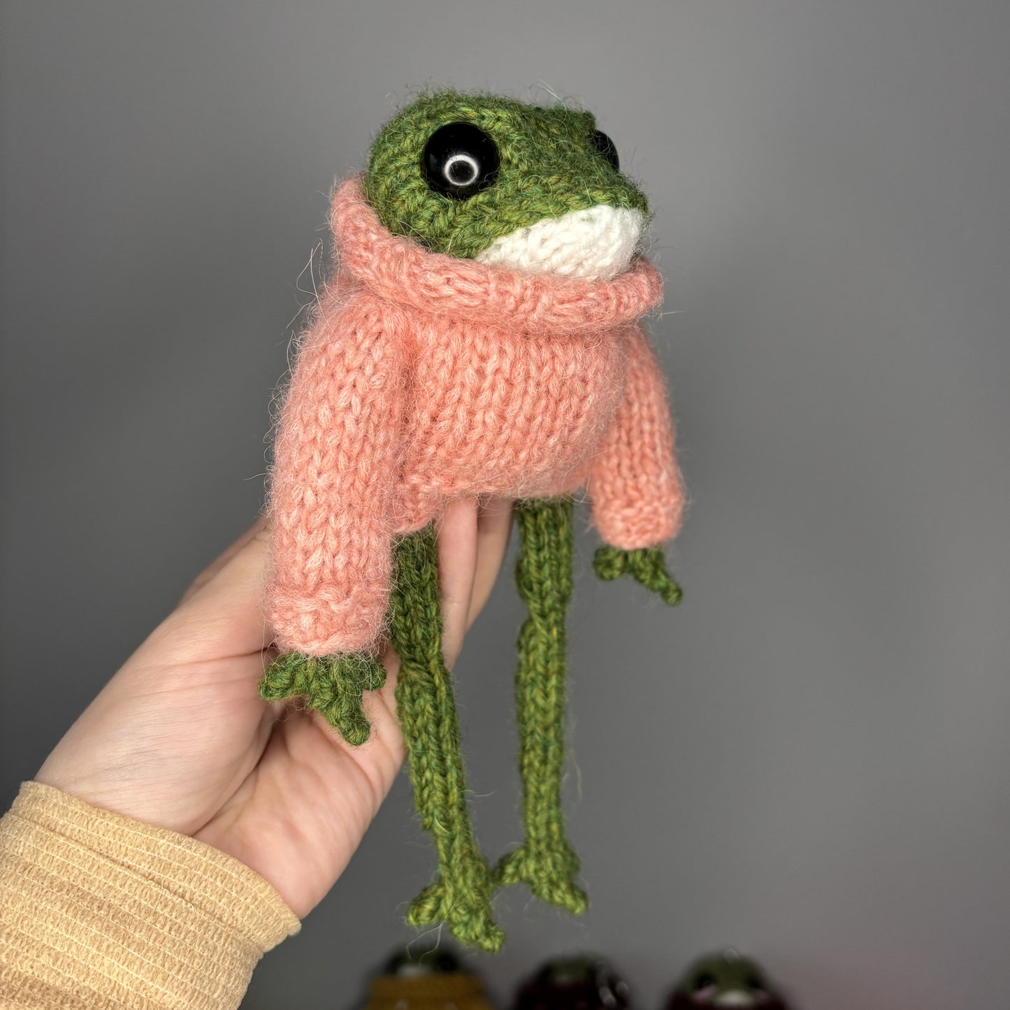 Maskotka Żabka w brzoskwiniowym sweterku