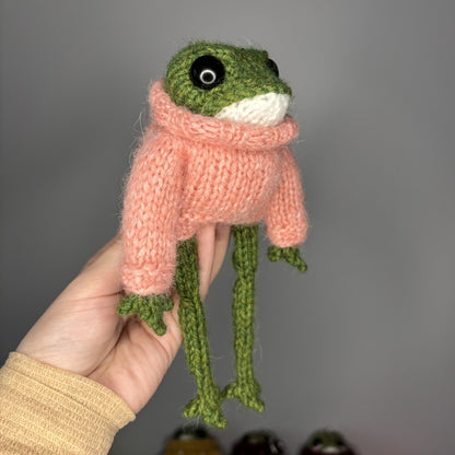 Maskotka Żabka w brzoskwiniowym sweterku