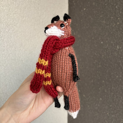 Maskotka Lisek w szaliku Gryffindor