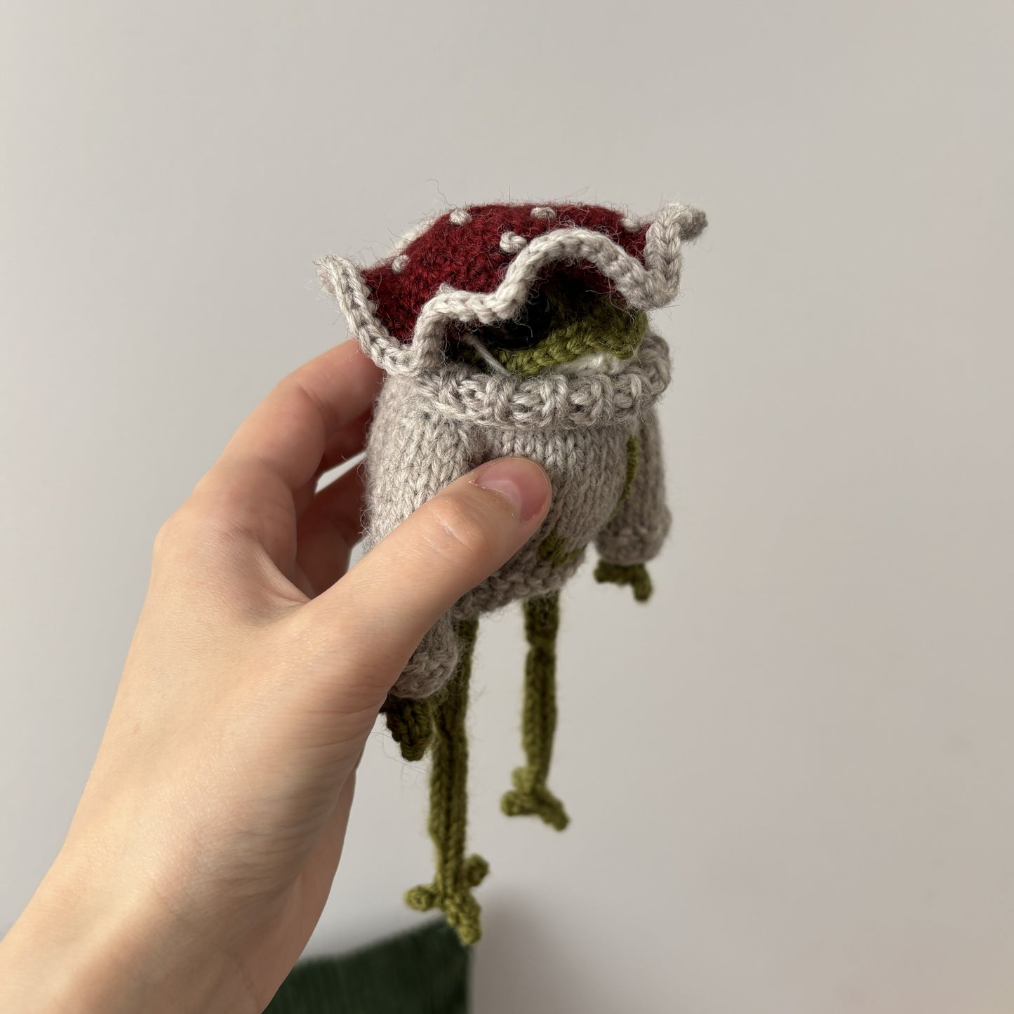 Maskotka Żabka-muchomorek z literką beżowy