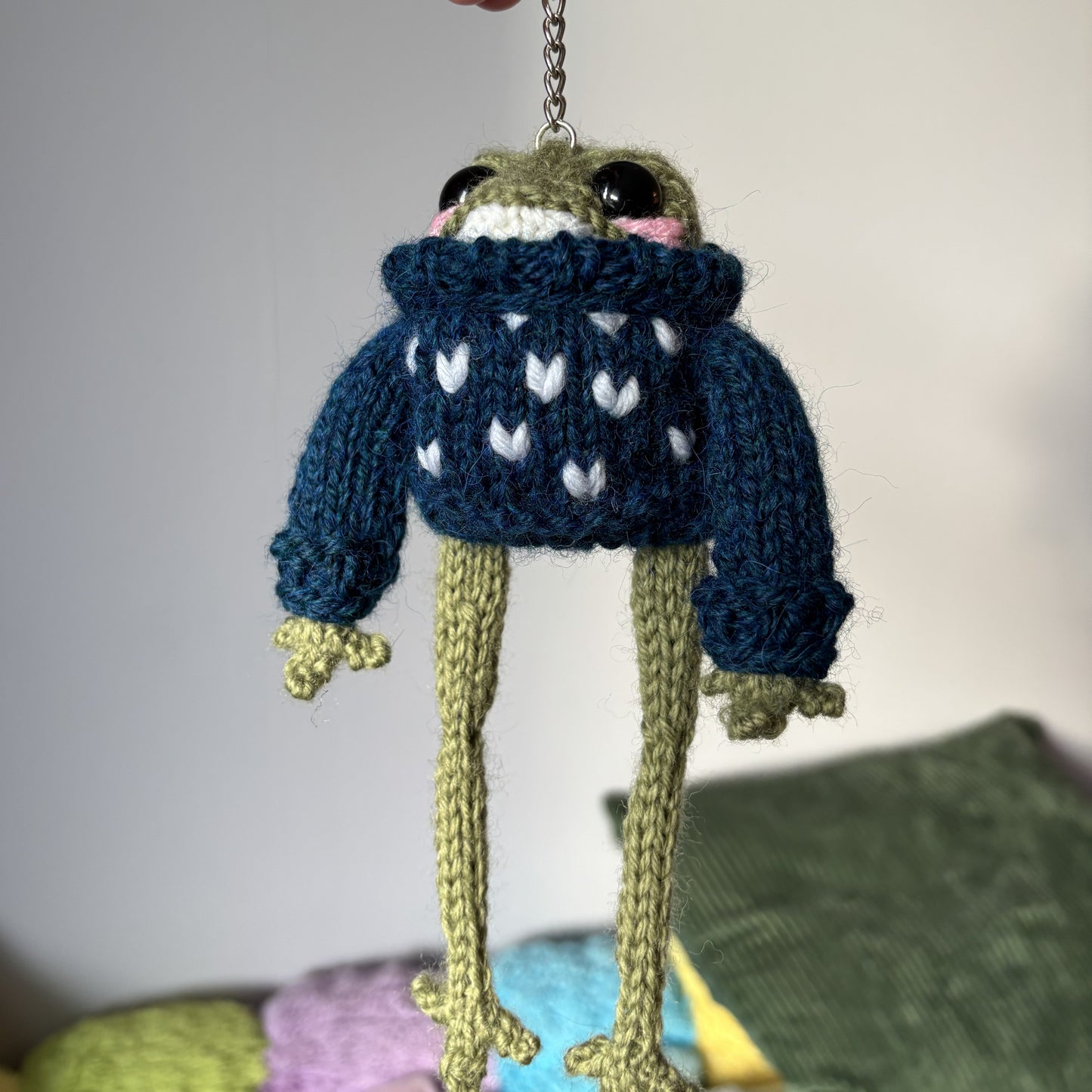 Breloczek Żabubu w granatowym swetrze z inicjałami