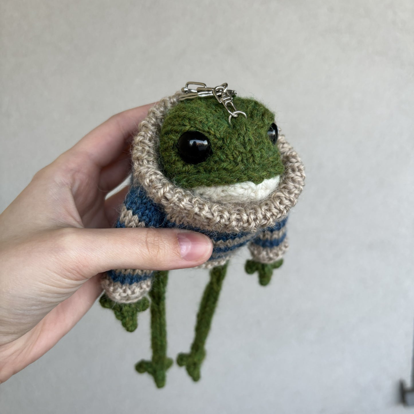 Breloczek Żabka w swetrze beżowo-błękitnym