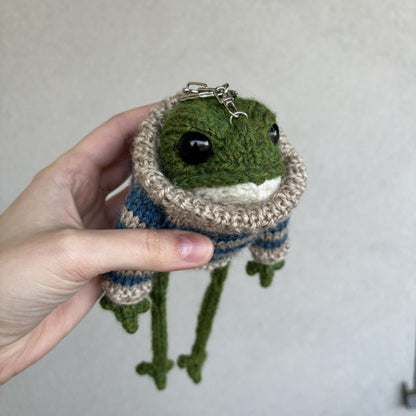 Breloczek Żabka w swetrze beżowo-błękitnym