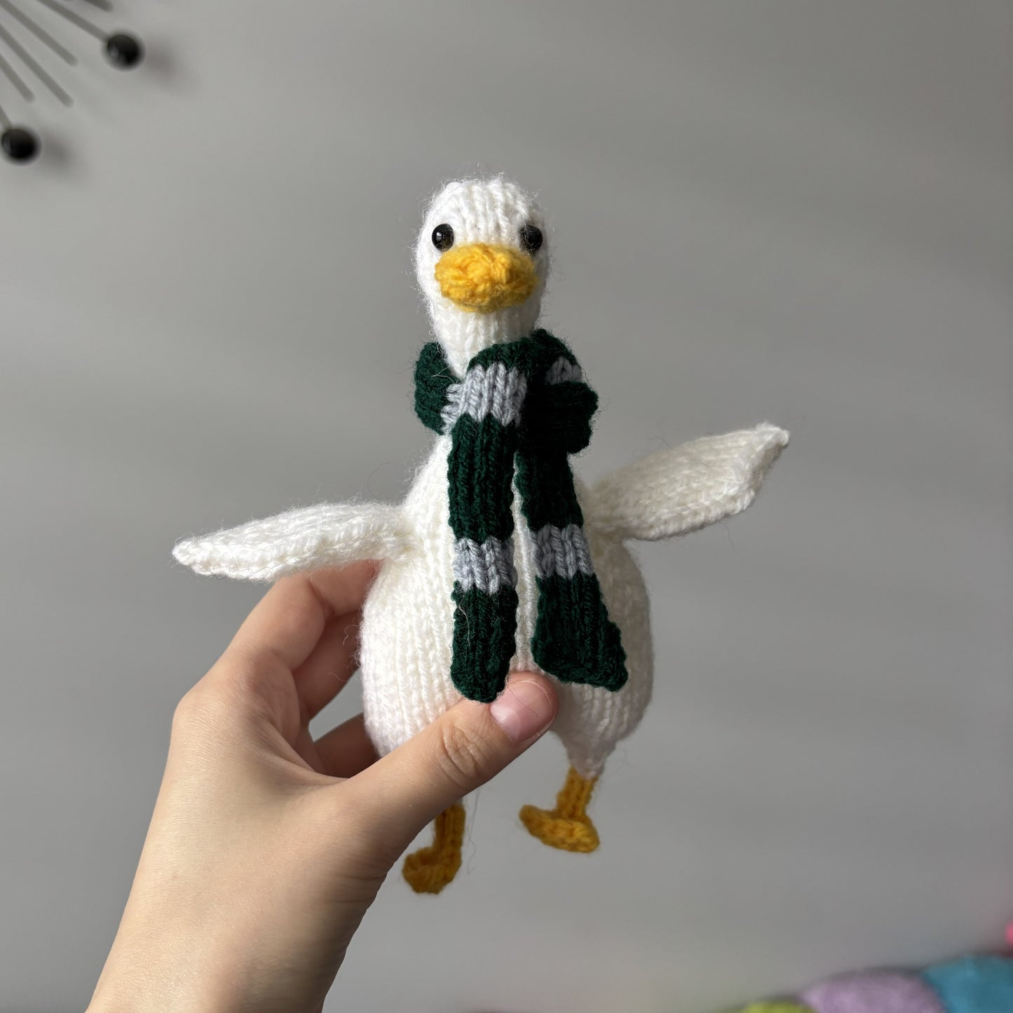 Maskotka Kaczka w szaliku Slytherin