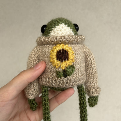 Żabka w swetrze ze słonecznikiem