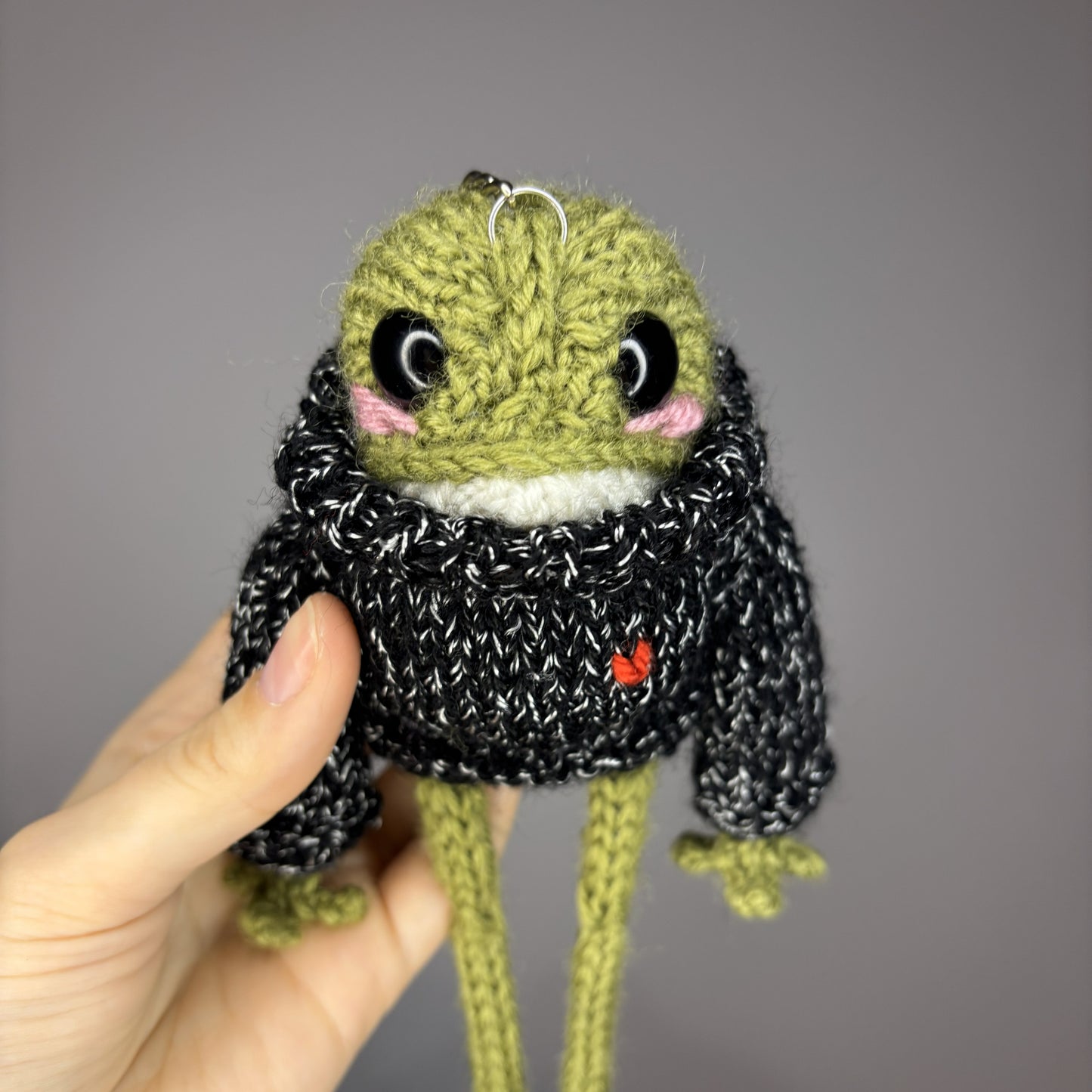 Żabka w sweterku z serduszkiem (z breloczkiem)
