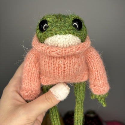 Maskotka Żabka w brzoskwiniowym sweterku