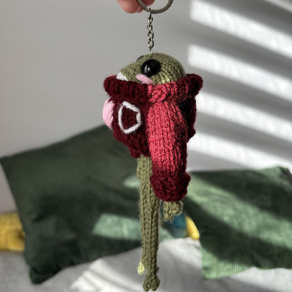 Żabubu w bordowym swetrze z serduszkiem i inicjałami