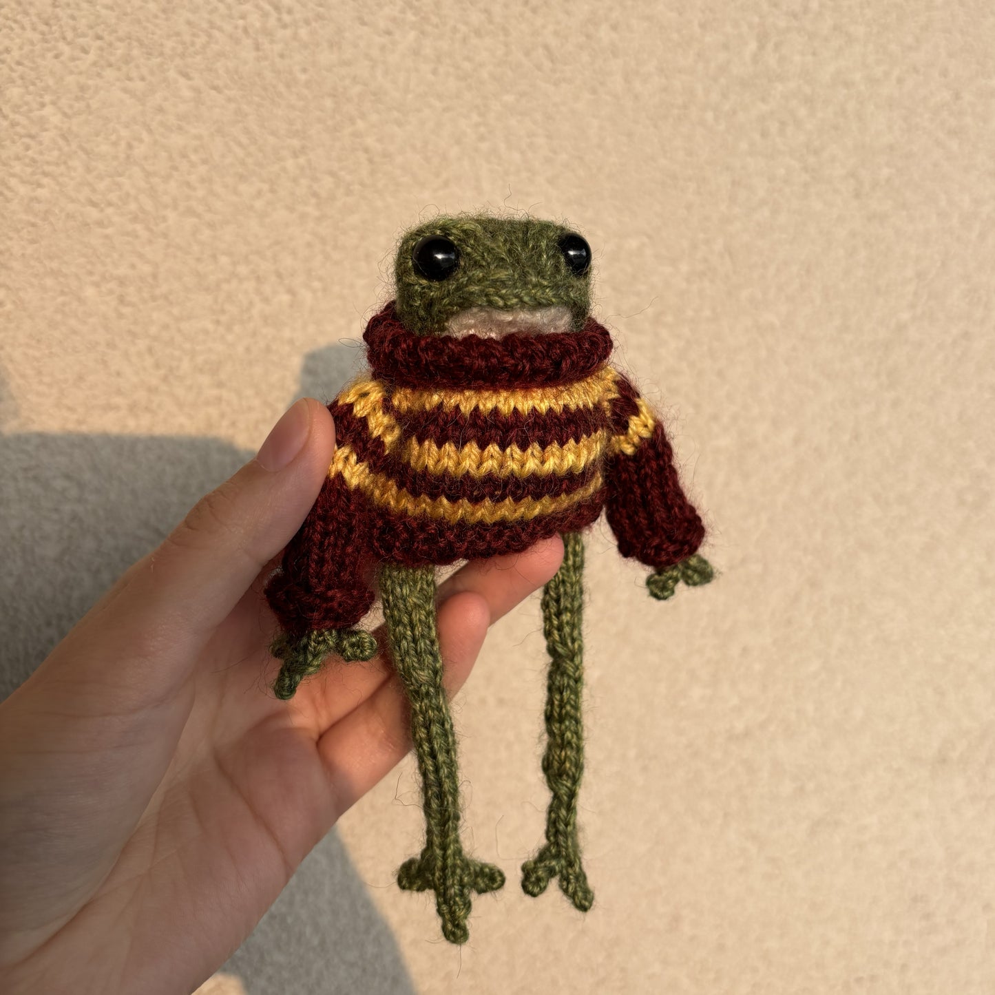 Maskotka Żabka mała w swetrze bordowo-żółtym