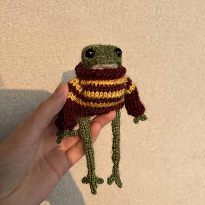 Maskotka Żabka mała w swetrze bordowo-żółtym