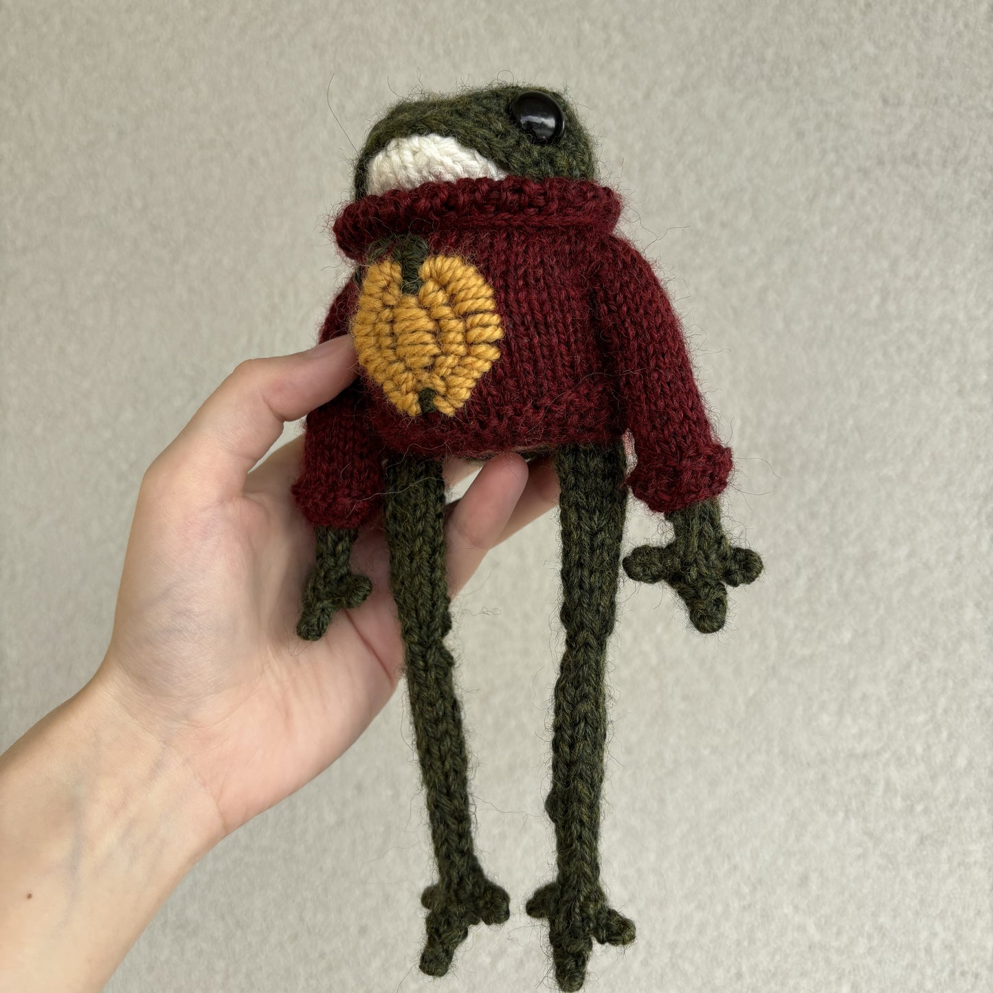 Maskotka Żabka w swetrze z dynią