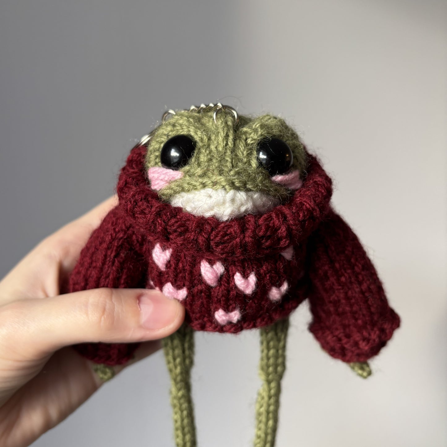 Breloczek Żabubu w bordowym swetrze z inicjałami