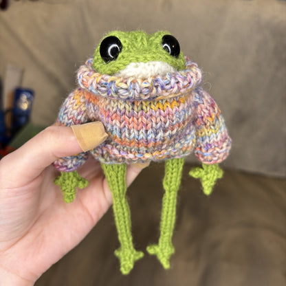 Maskotka Żabka w kolorowym sweterku