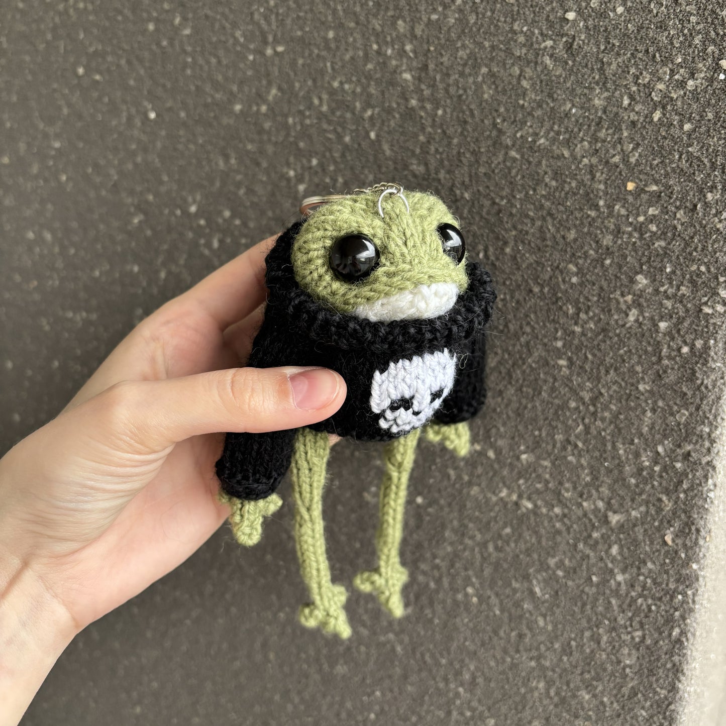 Breloczek Żabka w swetrze z czaszką