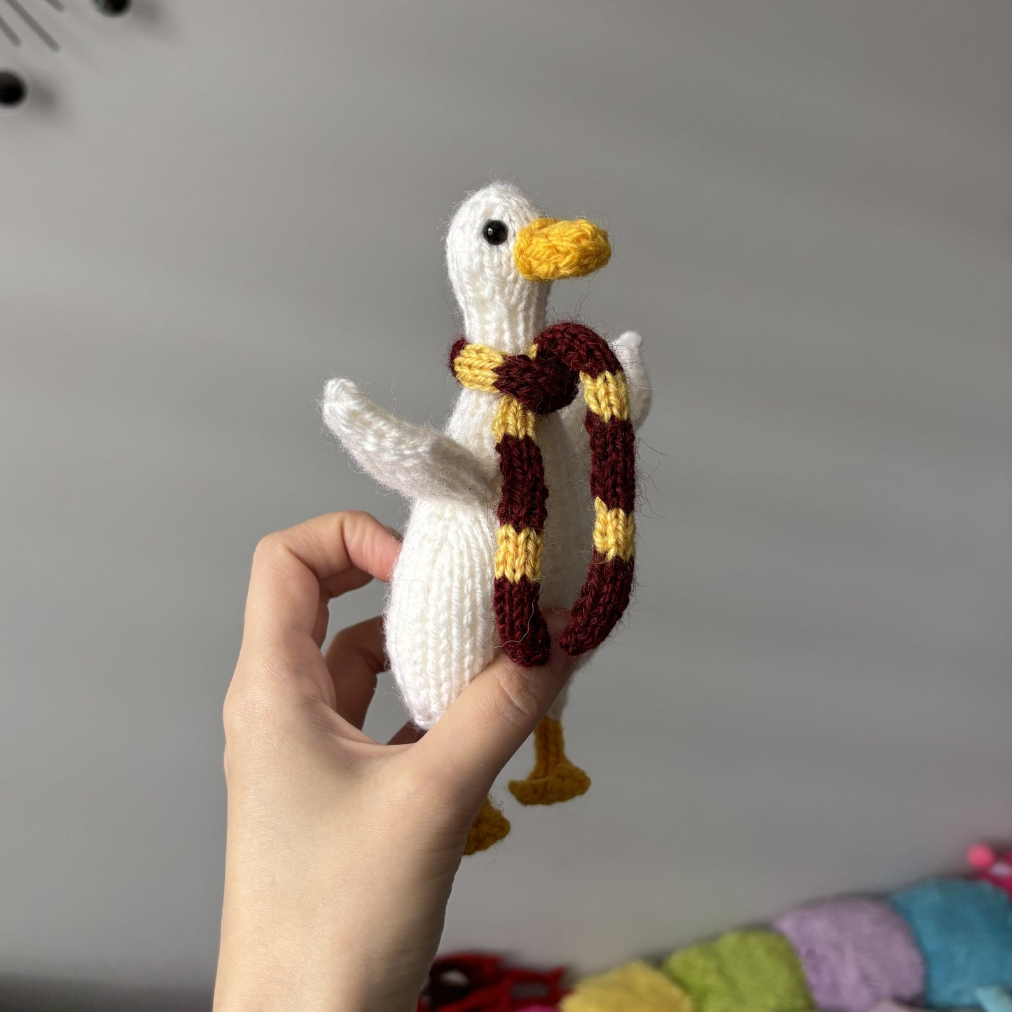 Maskotka Kaczka w szaliku Gryffindor