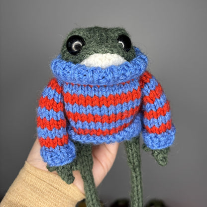 Maskotka Żabka w sweterku w paski