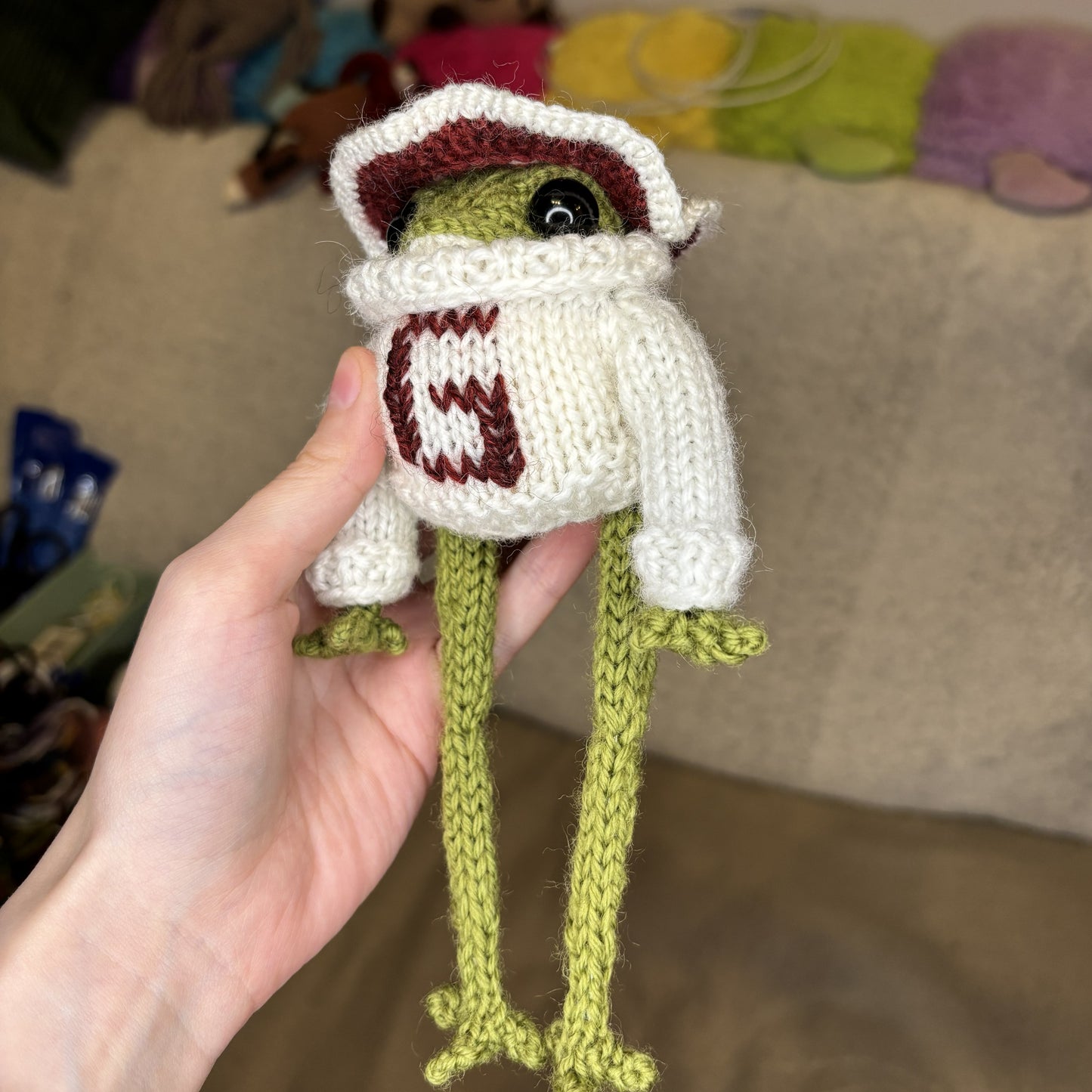 Breloczek Żabka-muchomorek z literką biały