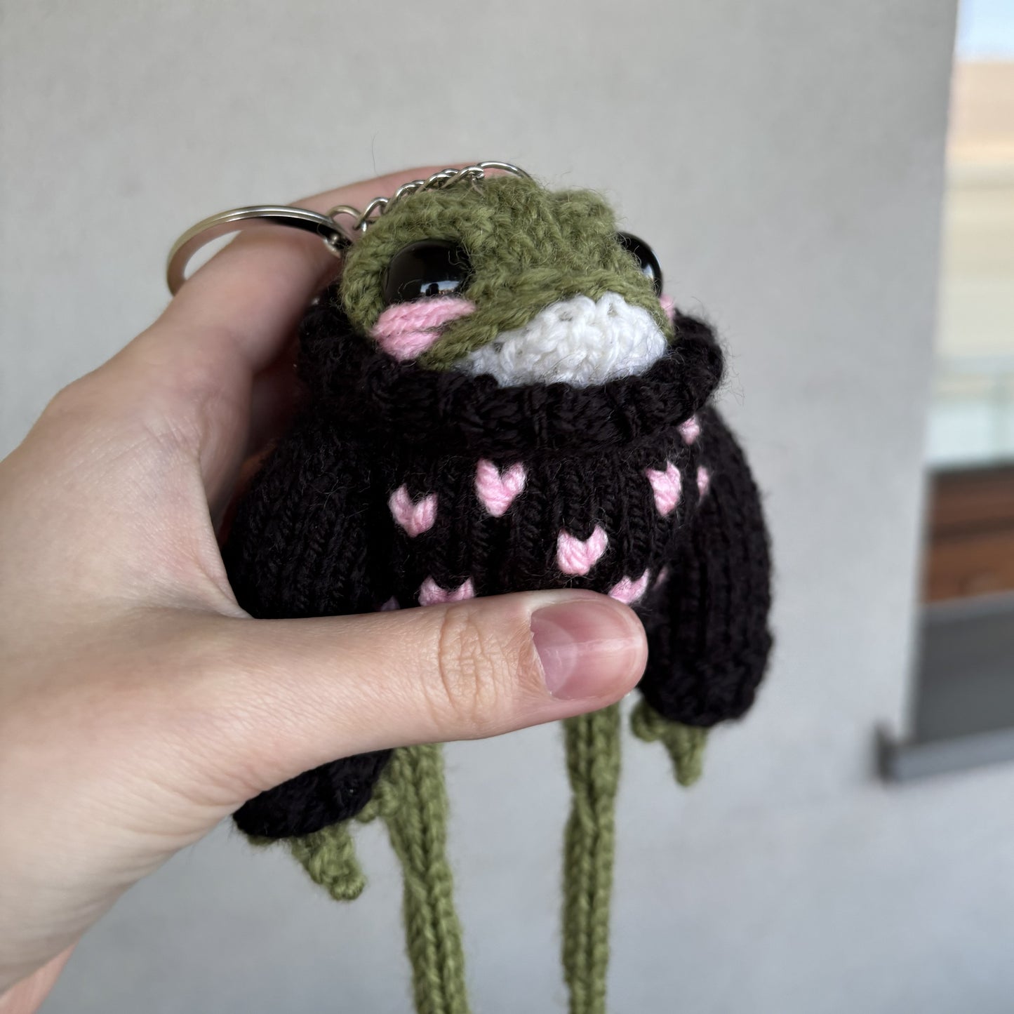 Żabubu w czarnym swetrze