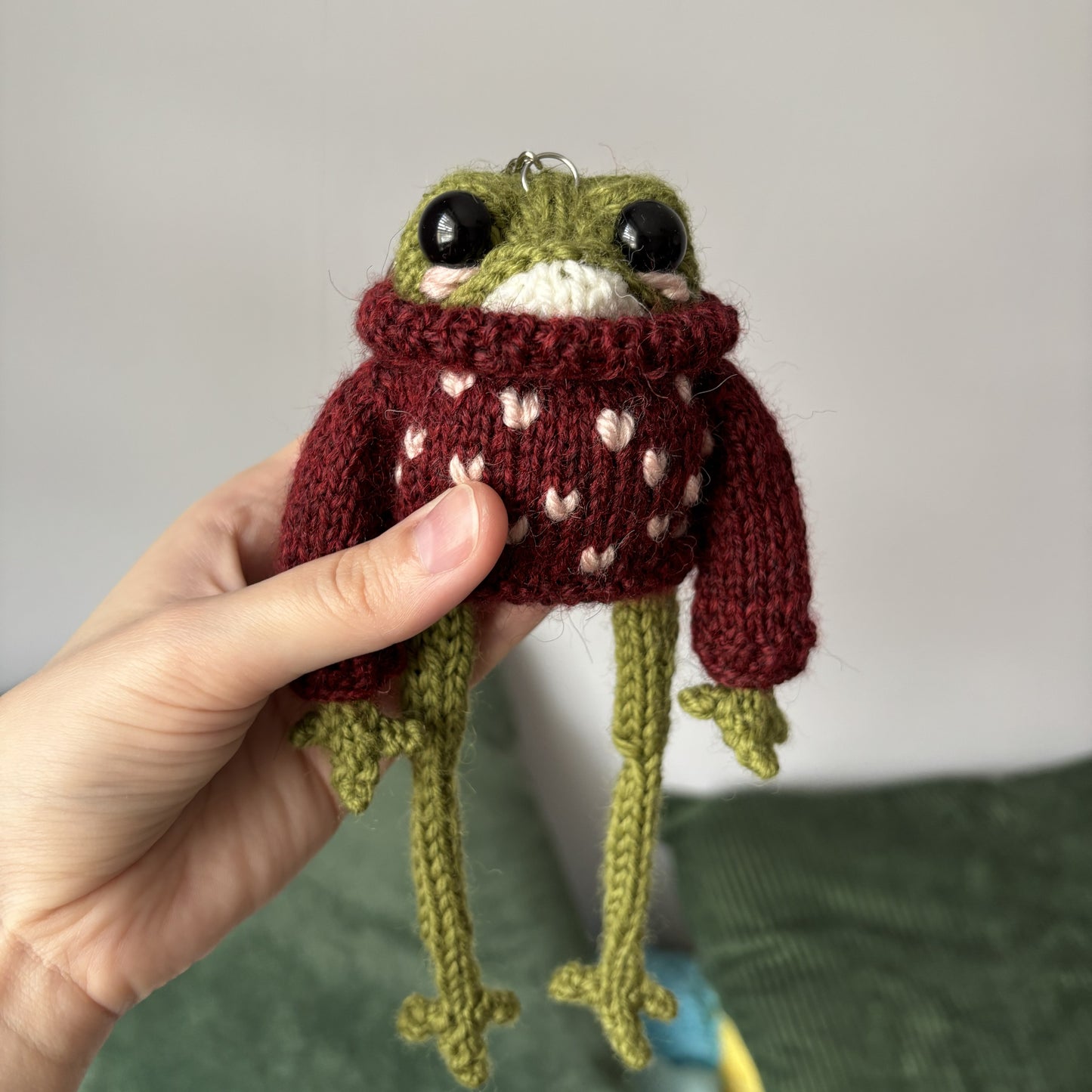 Żabubu w bordowym swetrze