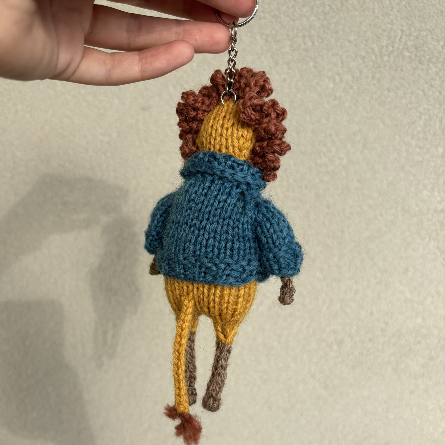 Breloczek Lew w swetrze